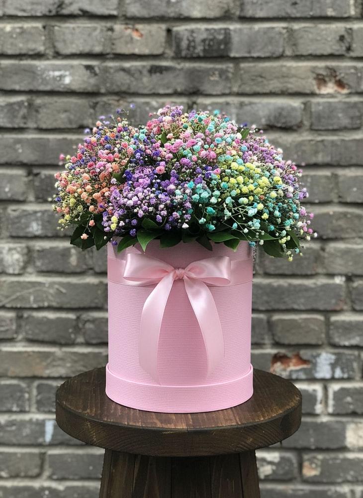 Цветочная композиция из Гипсофила и Розы в шляпной коробке в Зимогорье