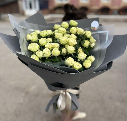 Букет Белые кустовые розы Солинеро в Зимогорье