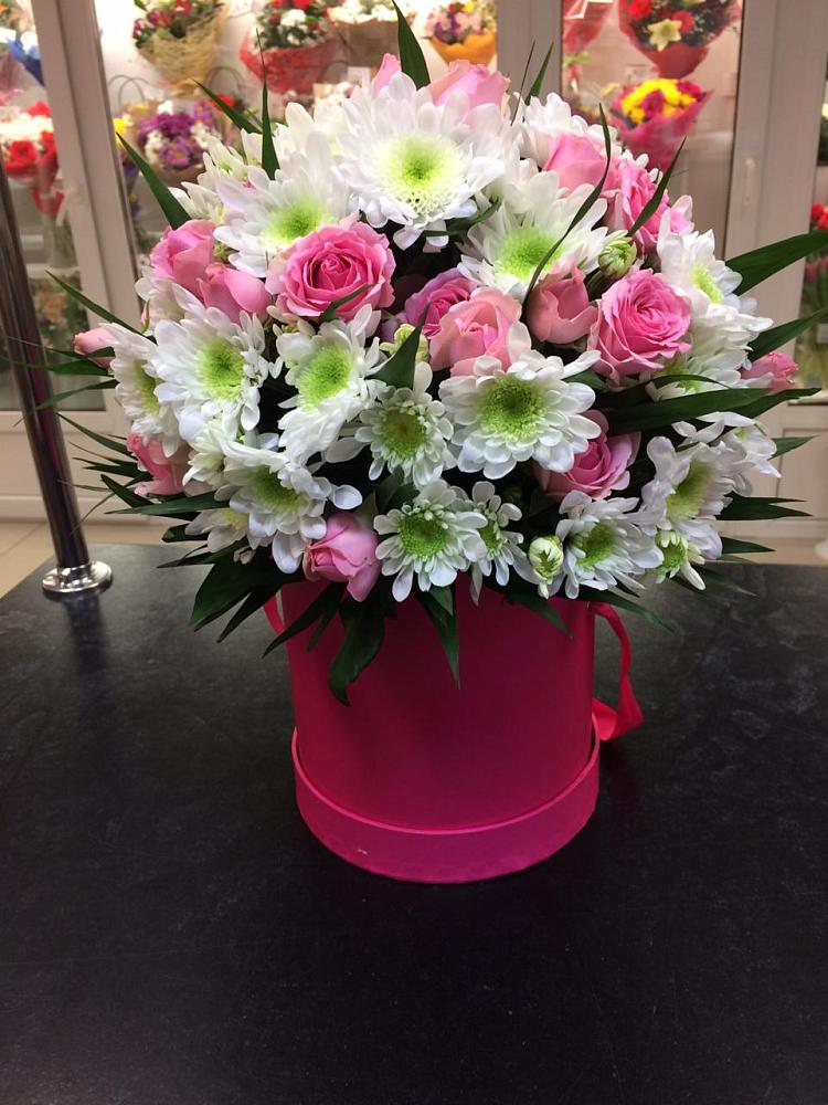 Цветочная композиция из Розы и Хризантемы в шляпной коробке в Зимогорье