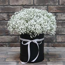 Цветочная композиция из Гипсофила в шляпной коробке в Зимогорье