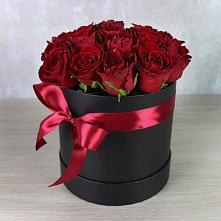 Цветочная композиция из Розы в шляпной коробке в Зимогорье