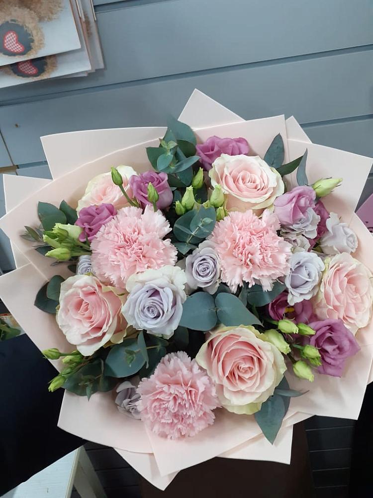 Букет цветов из: Розы, Гвоздики и Лизиантусы в Зимогорье