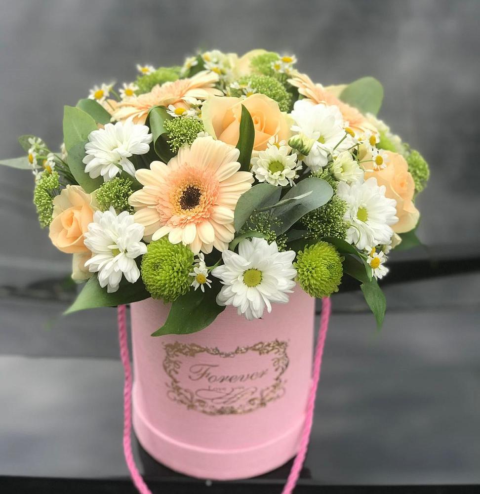 Цветочная композиция из Розы, Герберы и Хризантемы в шляпной коробке в Зимогорье