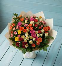 Букет Микс из разноцветных кустовых роз в Зимогорье